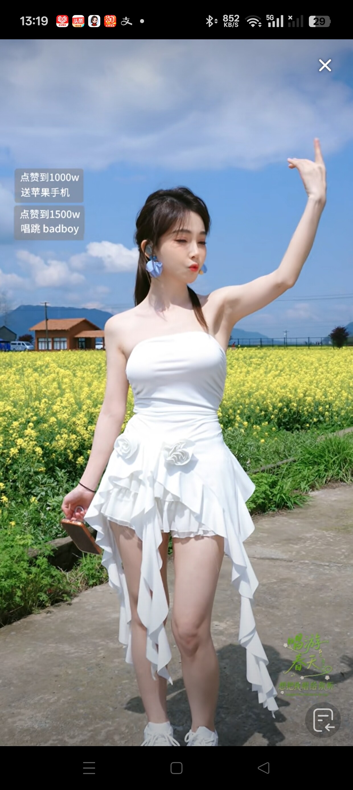 シャネル風のオフショルダーのストラップレスドレスは、優美で妖精のような雰囲気で、誕生日パーティーにぴったり。フェン・ティモが着用している。