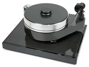 Máy ghi âm vinyl Piano Piano Pro-Ject RPM 10 Carbon LP với cánh tay phát âm.