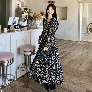 黑色法式碎花V领连衣裙女2025年秋季新款气质显瘦高级感茶歇长裙图片