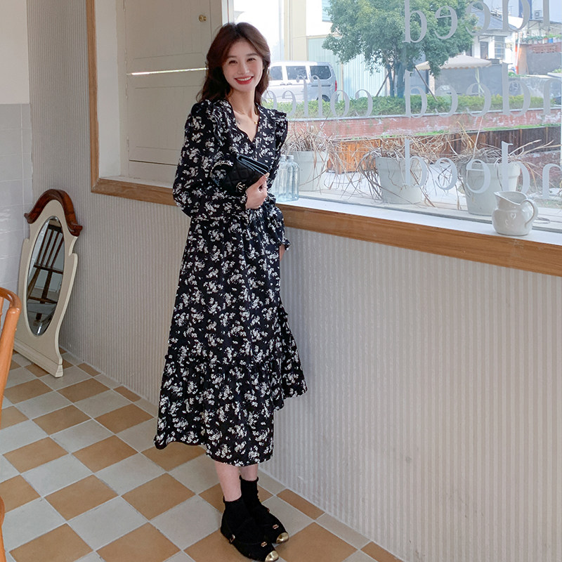 茶歇法式黑色碎花连衣裙女春2025超火独特漂亮高级感收腰绝美长裙图片