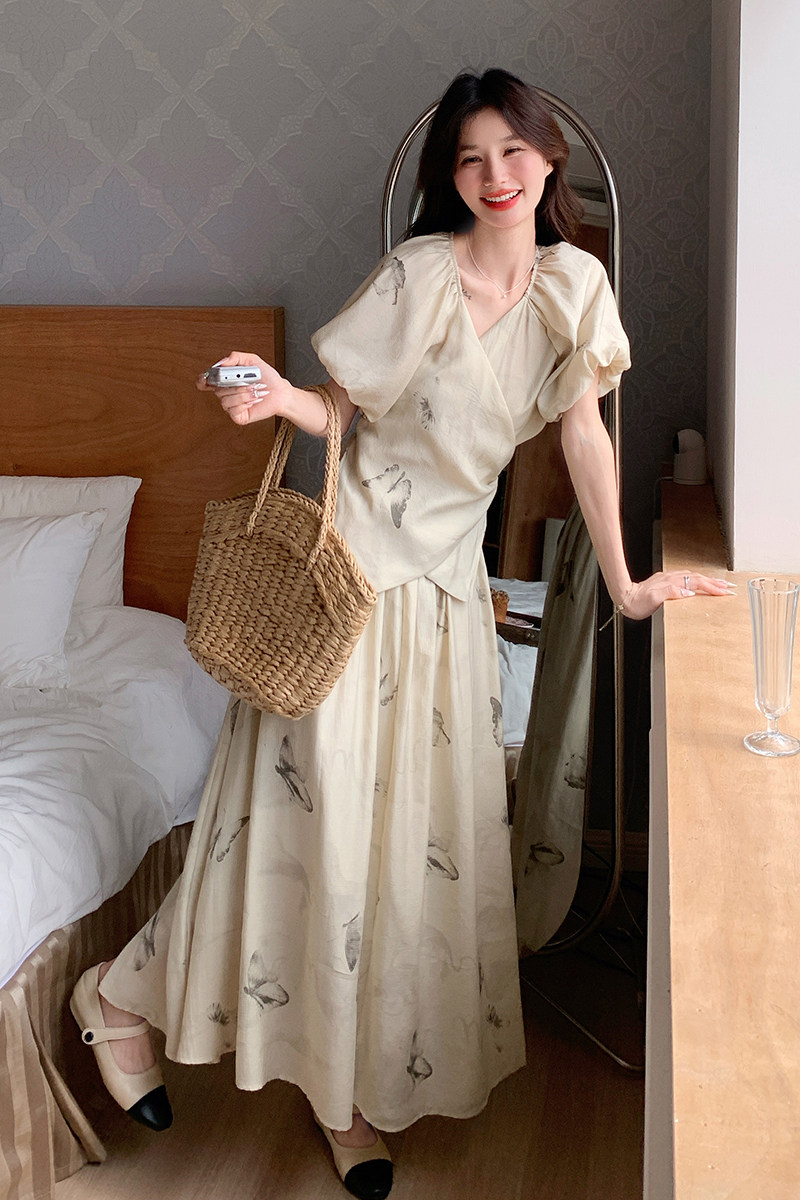 现货新款泡泡袖V领上衣碎花半生裙两件套2589-P135-P198,女装套装/套裙,2C159