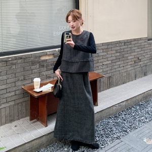 高级小众穿搭灰色马甲套装女春秋超火好看高级小众半身长裙三件套图片