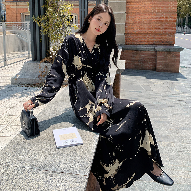 法式复古印花V领连衣裙女2025年春季新款气质女神范收腰显瘦长裙,女装连衣裙,2C085
