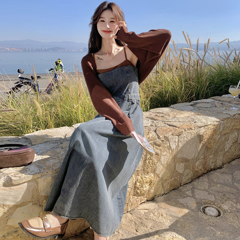 2025年春秋季新款韩版显瘦针织马甲开衫两件套装吊带牛仔连衣裙女图片