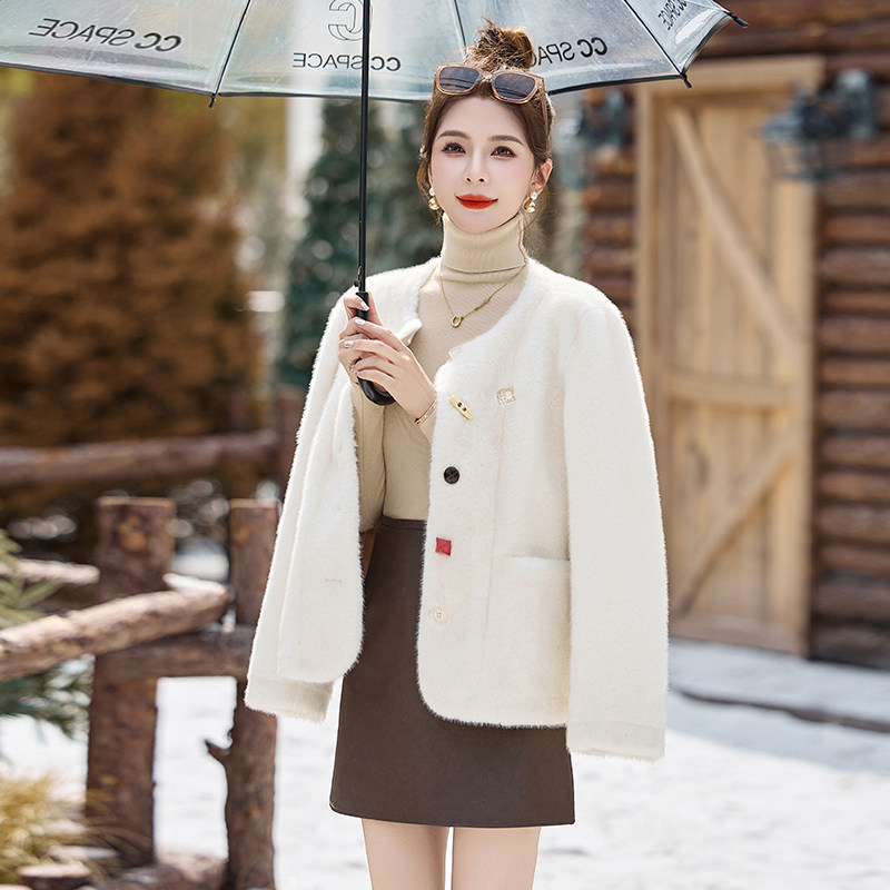 小香风彩扣皮毛一体外套女2024冬季新款时尚显瘦加厚保暖毛绒上衣,女装皮草,衣佳和