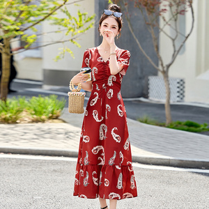 红色时尚印花抽褶连衣裙女2025夏季新款收腰显瘦女人味气质长裙子图片