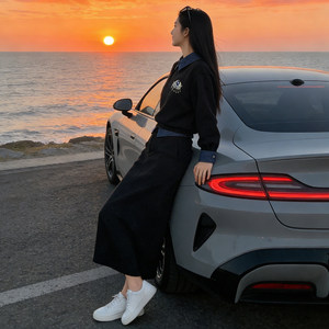 欧系洋气时尚高级感套装女春袖口衣领拼接色设计卫衣半身裙两件套图片