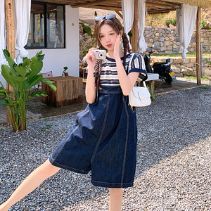 牛仔背带裙套装女2024夏季新款设计感小众减龄宽松条纹T恤两件套图片