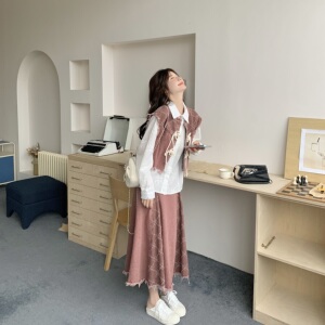 粉色设计感小众牛仔套装女春装2025新款马甲衬衫上衣半身裙三件套图片