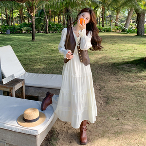 旅游度假穿搭皮马甲配白色连衣裙女春秋2025超火独特绝美长裙套装图片
