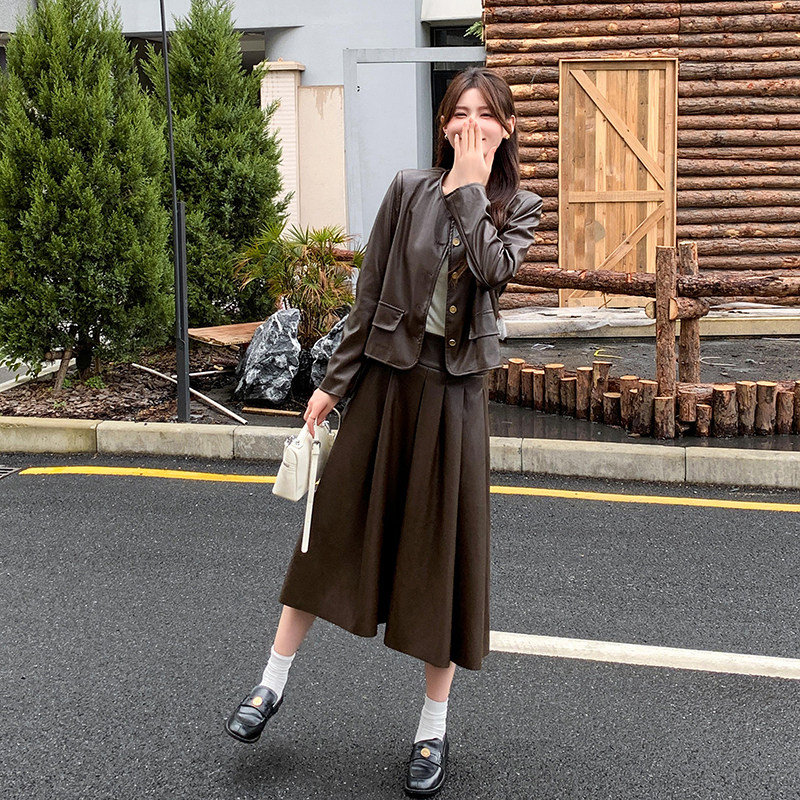 2025新款美拉德圆领高级感时尚甜美皮套装两件套百折套,女装皮衣,2C291