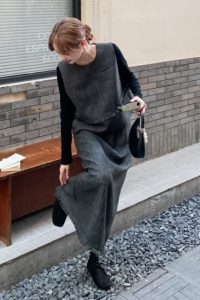 高级小众穿搭灰色马甲套装女春秋超火好看高级小众半身长裙三件套图片