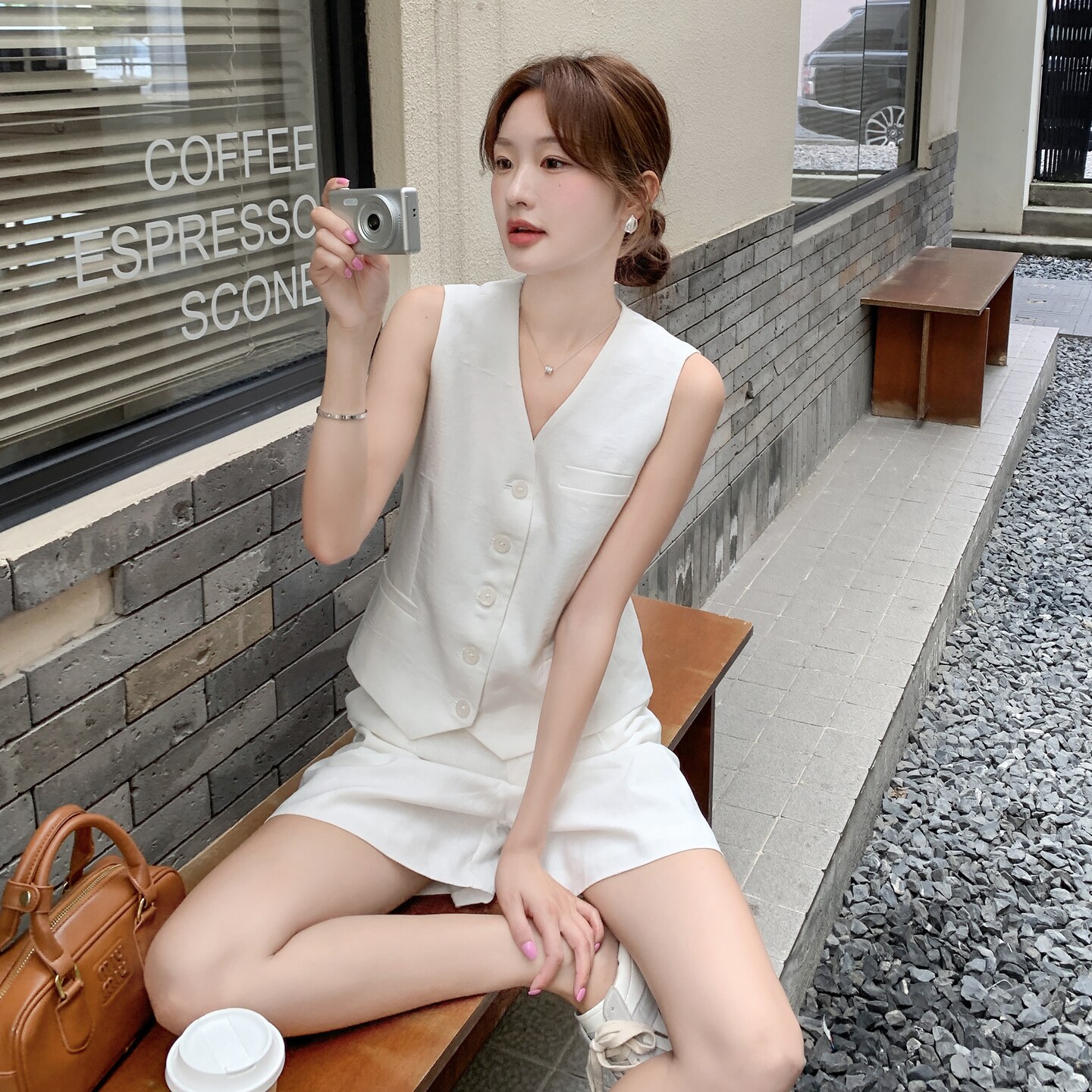 休闲时尚套装女法式小众白色无袖背心马甲上衣休闲阔腿短裤两件套图片