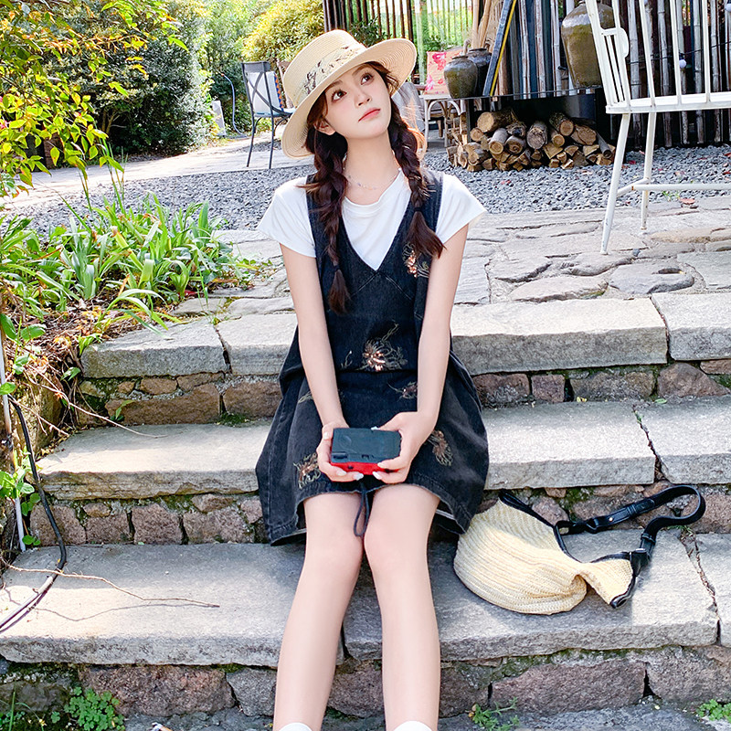 牛仔蓝绣花背带连衣裙女2025夏季新款学院风显瘦T恤吊带裙两件套,女装连衣裙,2D009