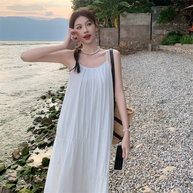 白色海边度假吊带裙女2025年夏季新款法式宽松减龄设计感连衣裙子图片