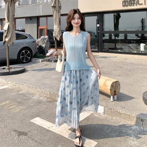 蓝色温柔风针织镂空无袖背心套装女2025夏季新款印花半身裙两件套图片