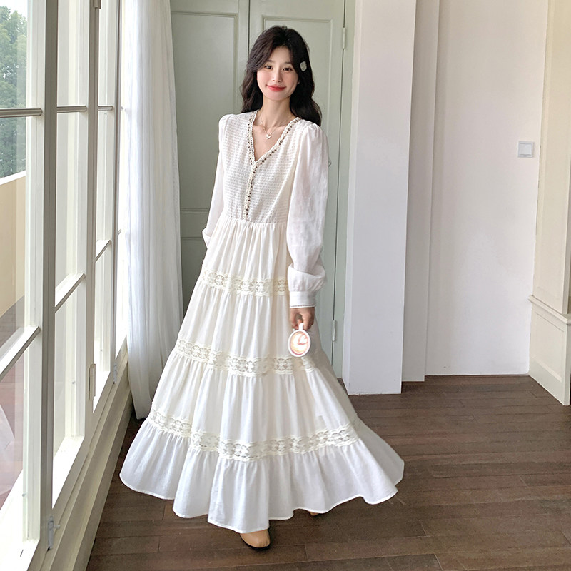 独特绝美高级感气质白色长袖V领连衣裙女春秋新款超好看减龄长裙图片