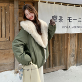 军绿色大毛领连帽派克棉服女冬季加厚保暖牛角扣连帽毛绒短外套，女装派克服，2C166