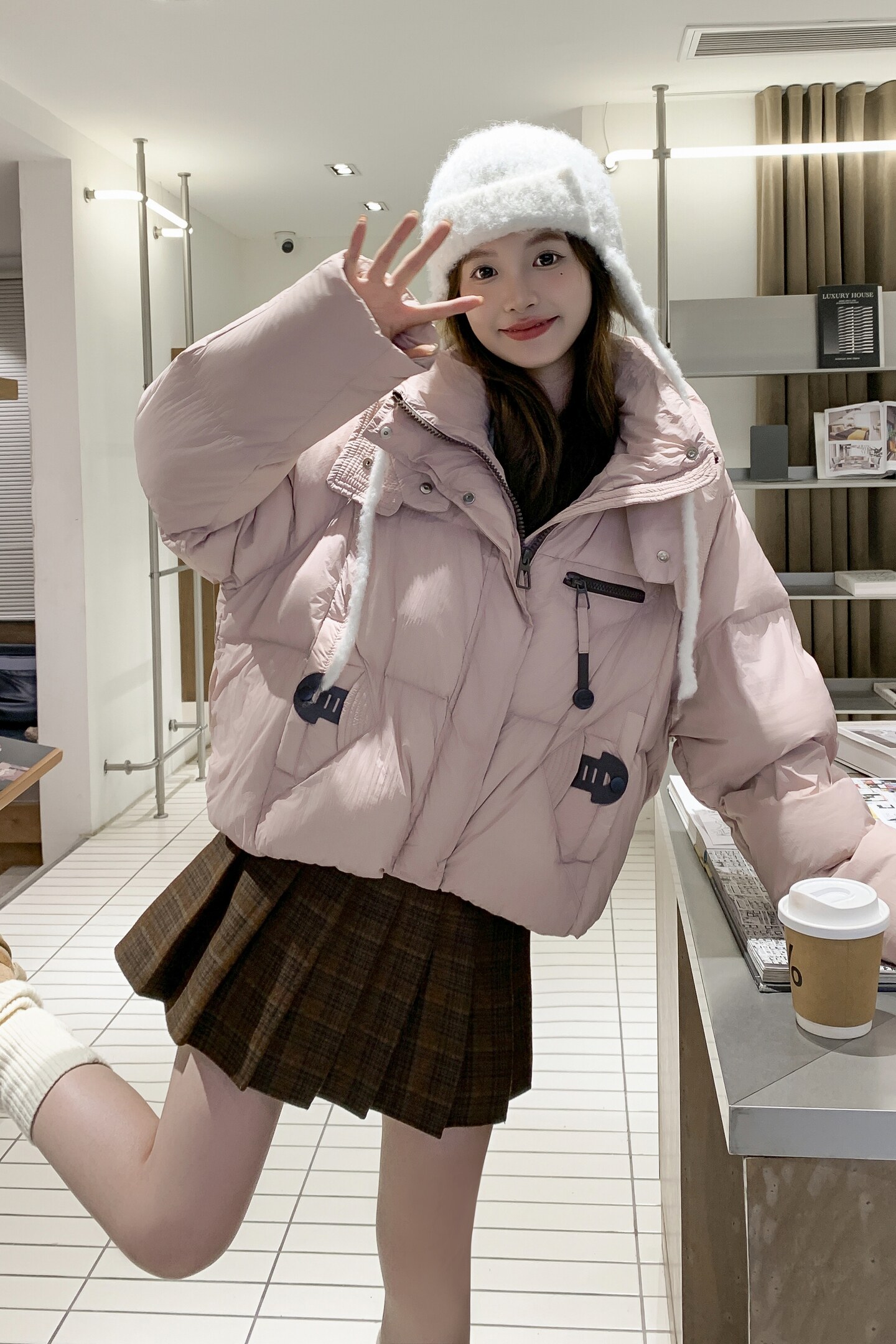 甜美粉色短款连帽羽绒服外套女入冬2025新款设计轻薄白鸭绒面包服,女装羽绒服,2D035