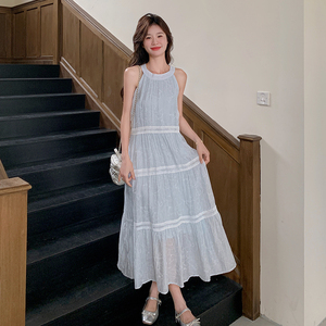 甜美蓝色挂脖无袖露肩吊带连衣裙女夏2025新款减龄长裙少女风穿搭图片
