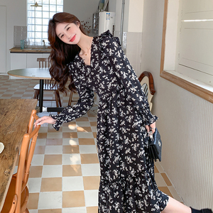 茶歇法式黑色碎花连衣裙女春2025超火独特漂亮高级感收腰绝美长裙图片