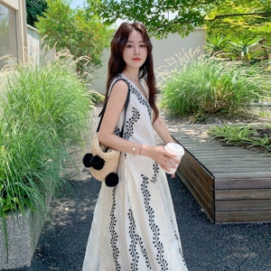 松弛高级感刺绣重工蕾丝长裙女2025夏季日系慵懒风印花V领背心裙图片