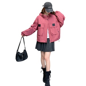 粉色短款户外连帽冲锋衣外套女春秋2025超火好看高级小众夹克上衣图片