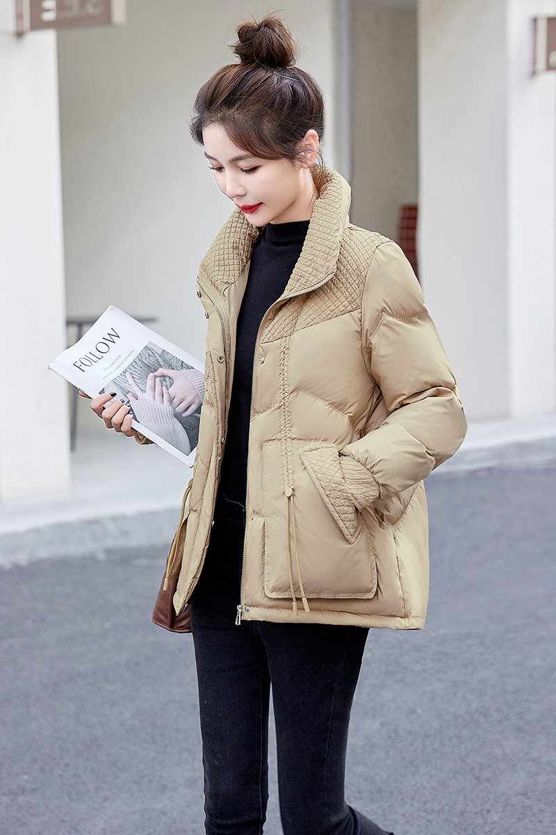羽绒服女短款2025年新款奶呼呼时尚白鸭绒小个子轻便面包服加厚冬，女装羽绒服，维一诺,女装羽绒服,维一诺（1D095）