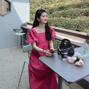 火龙果色方领泡泡袖连衣裙女夏2025新款茶歇法式甜美梨形身材长裙图片