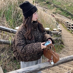 时尚设计感豹纹羽绒服女冬季2024新款超好看印花白鸭绒保暖面包服图片