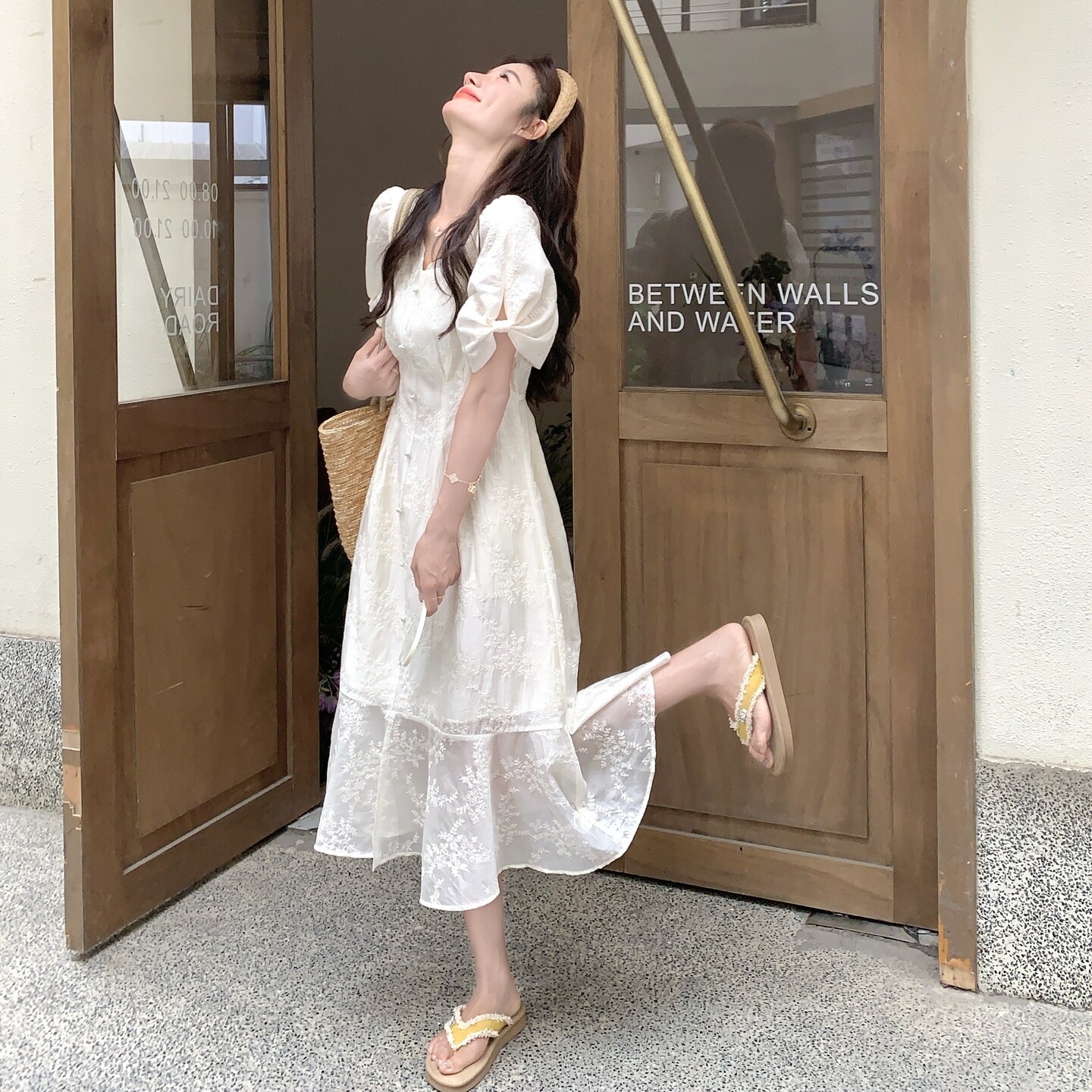 法式温柔风米白色蕾丝连衣裙新款女夏季慵懒显瘦气质宽松遮肚长裙,女装连衣裙,2C218