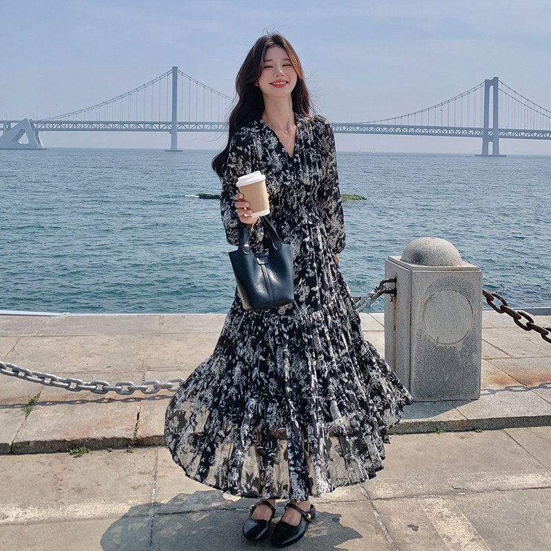 法式减龄收腰V领碎花连衣裙女春秋2025新款流行爆款漂亮洋气长裙图片