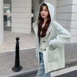 浅绿色学院风连帽牛角扣呢子大衣女2025年秋冬季新款加厚毛呢外套，女装毛呢外套，2C320