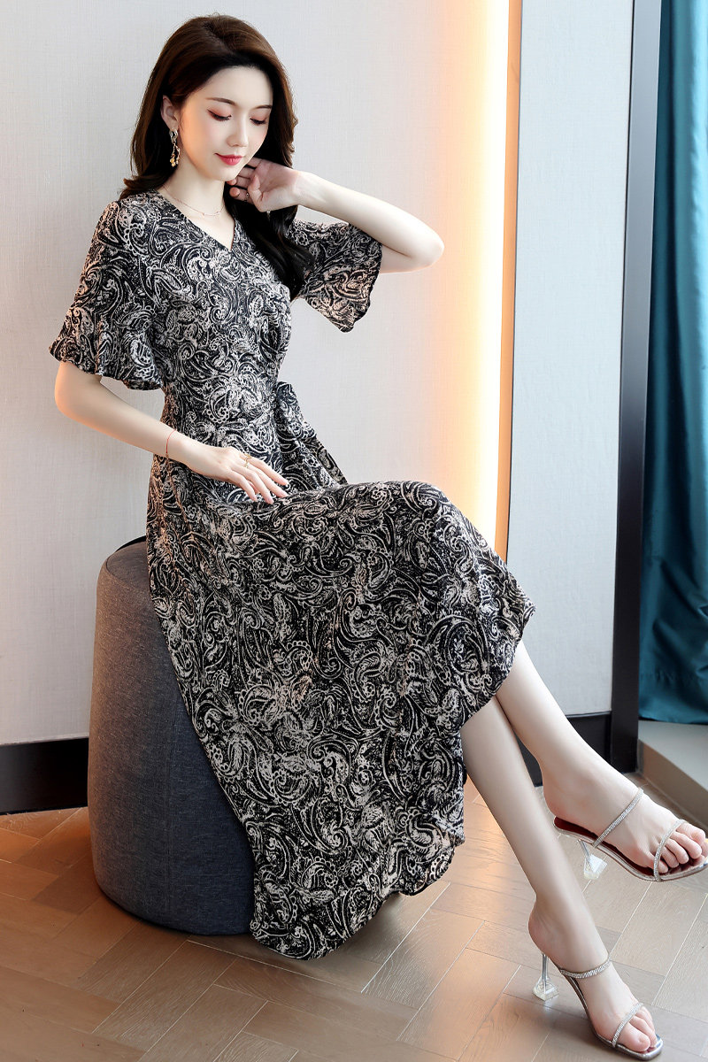 2025夏季新款法式优雅淑女气质ol大摆V领雪纺印花连衣裙女，女装连衣裙，自然秀,女装连衣裙,自然秀