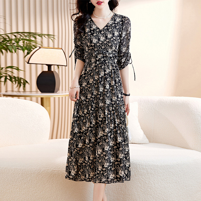 24夏V领时尚抽皱袖下摆侧开叉法式连衣裙8911P105,女装连衣裙,乐衣轩