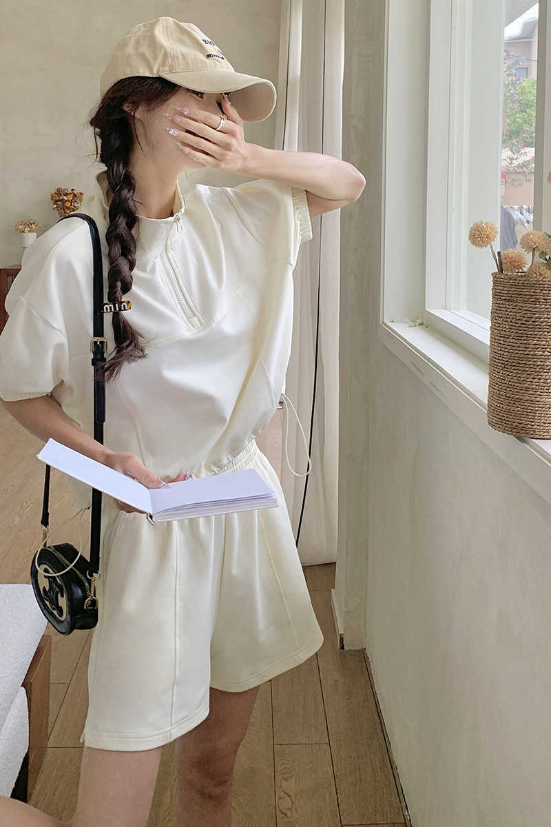运动休闲穿搭短袖套装女夏2025超火好看米灰色立领上衣短裤两件套,女装套装/套裙,2C088