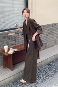 职业通勤穿搭咖色西装套装女春秋2025超火好看高级感阔腿裤三件套图片