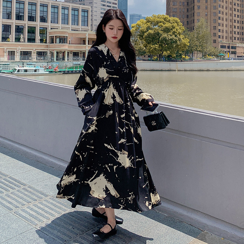 法式复古印花V领连衣裙女2025年春季新款气质女神范收腰显瘦长裙,女装连衣裙,2C085