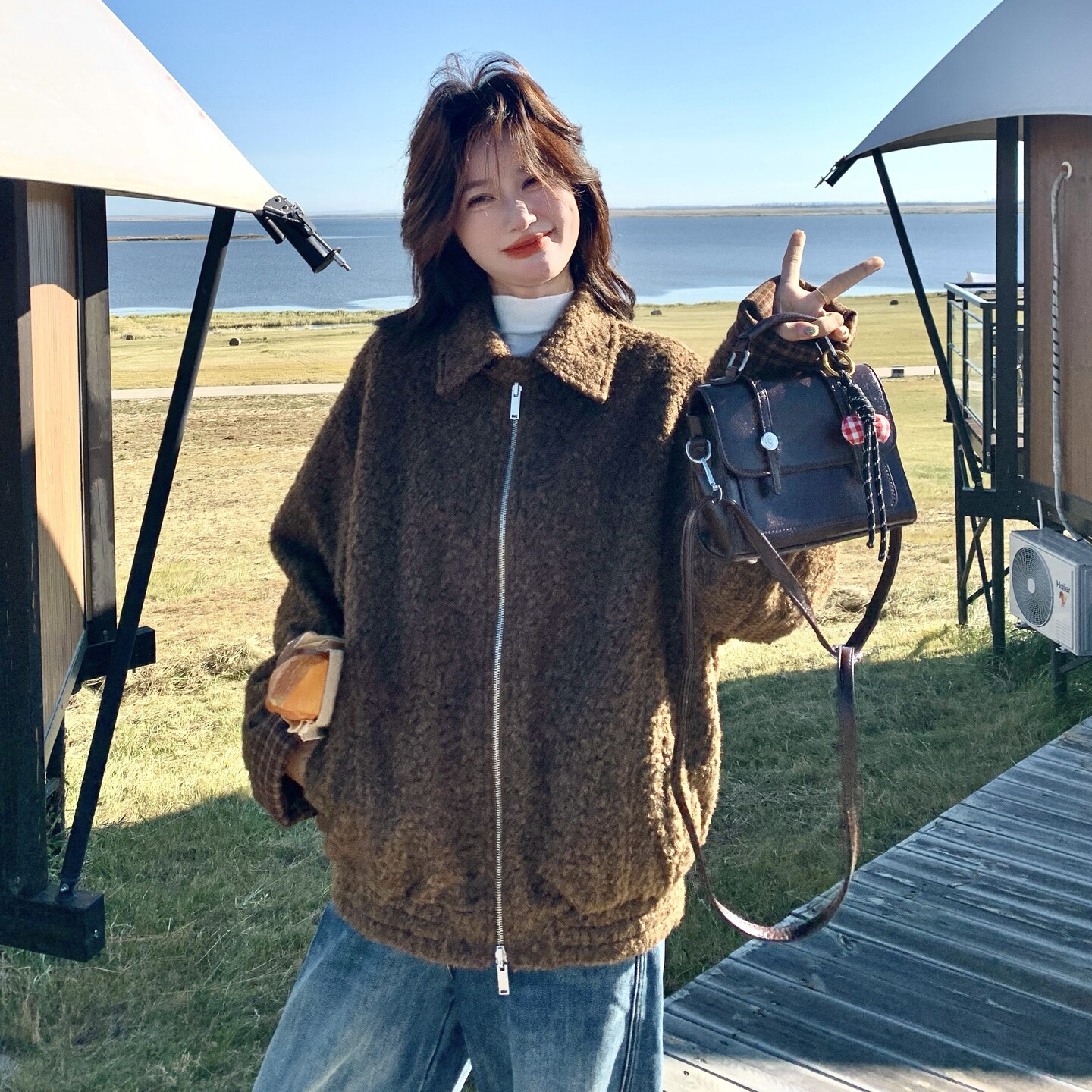 格子两面穿女外套秋冬新款宽松长袖保暖时尚咖色毛绒加厚夹克外套,女装短外套,2C166