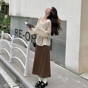 韩系时尚松弛感慵懒风套装女2025新款针织罩衫显瘦吊带裙两件套图片