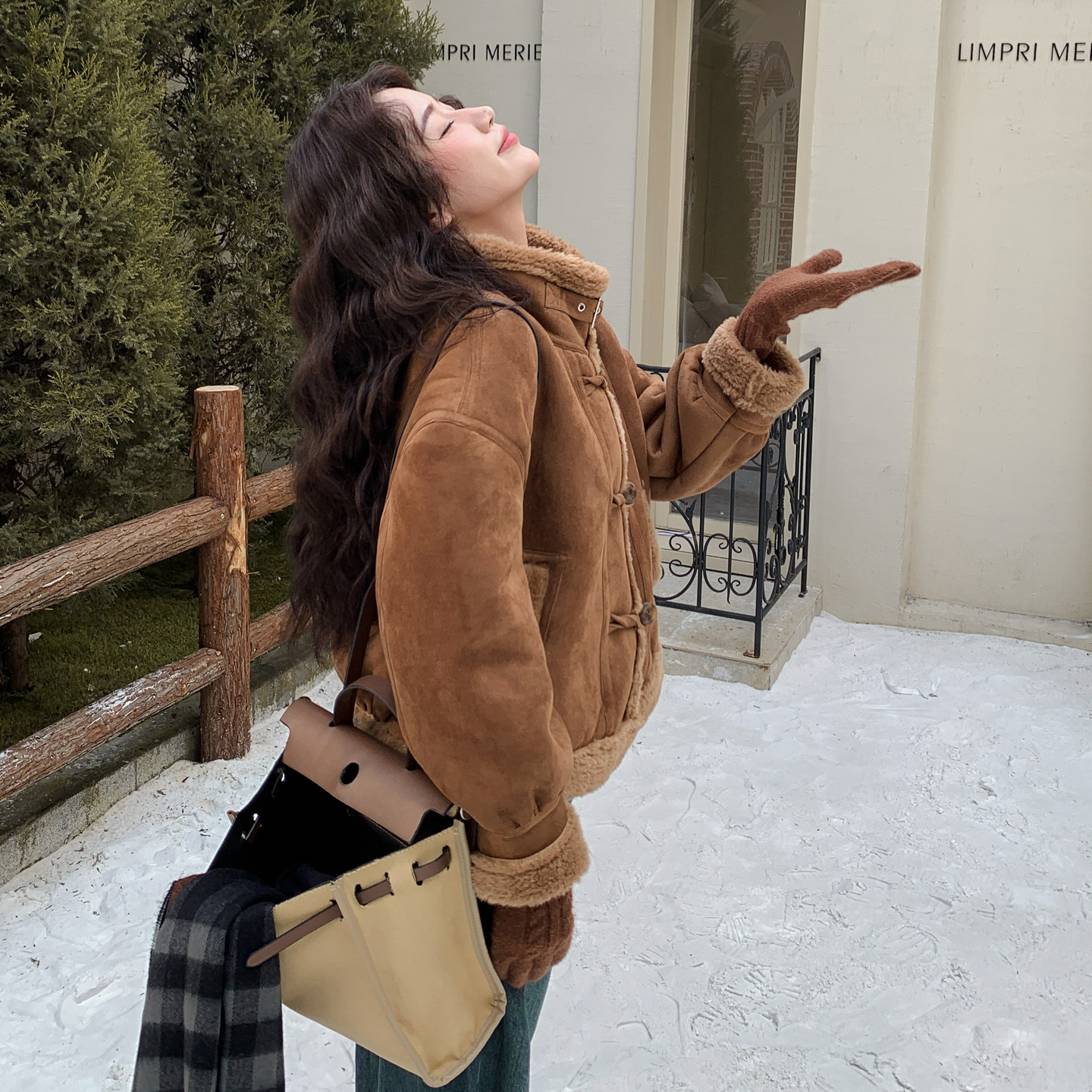 时尚麂皮绒保暖短款皮毛一体外套女冬2025新款休闲毛绒高级感上衣,女装皮草,2C092