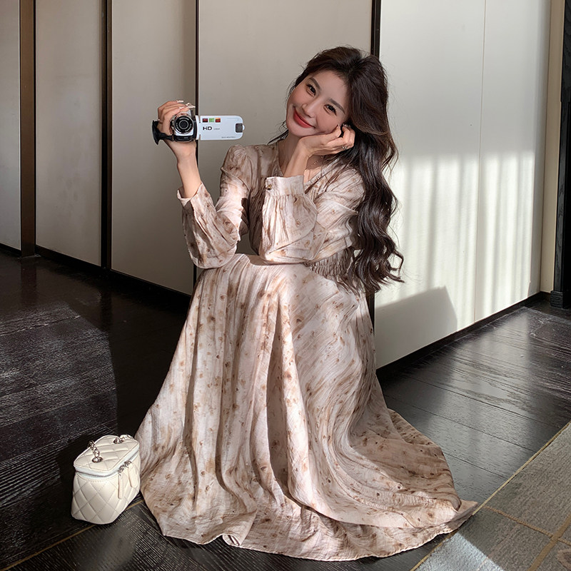 茶歇法式碎花连衣裙女2024秋季新款今年流行漂亮气质收腰显瘦长裙图片