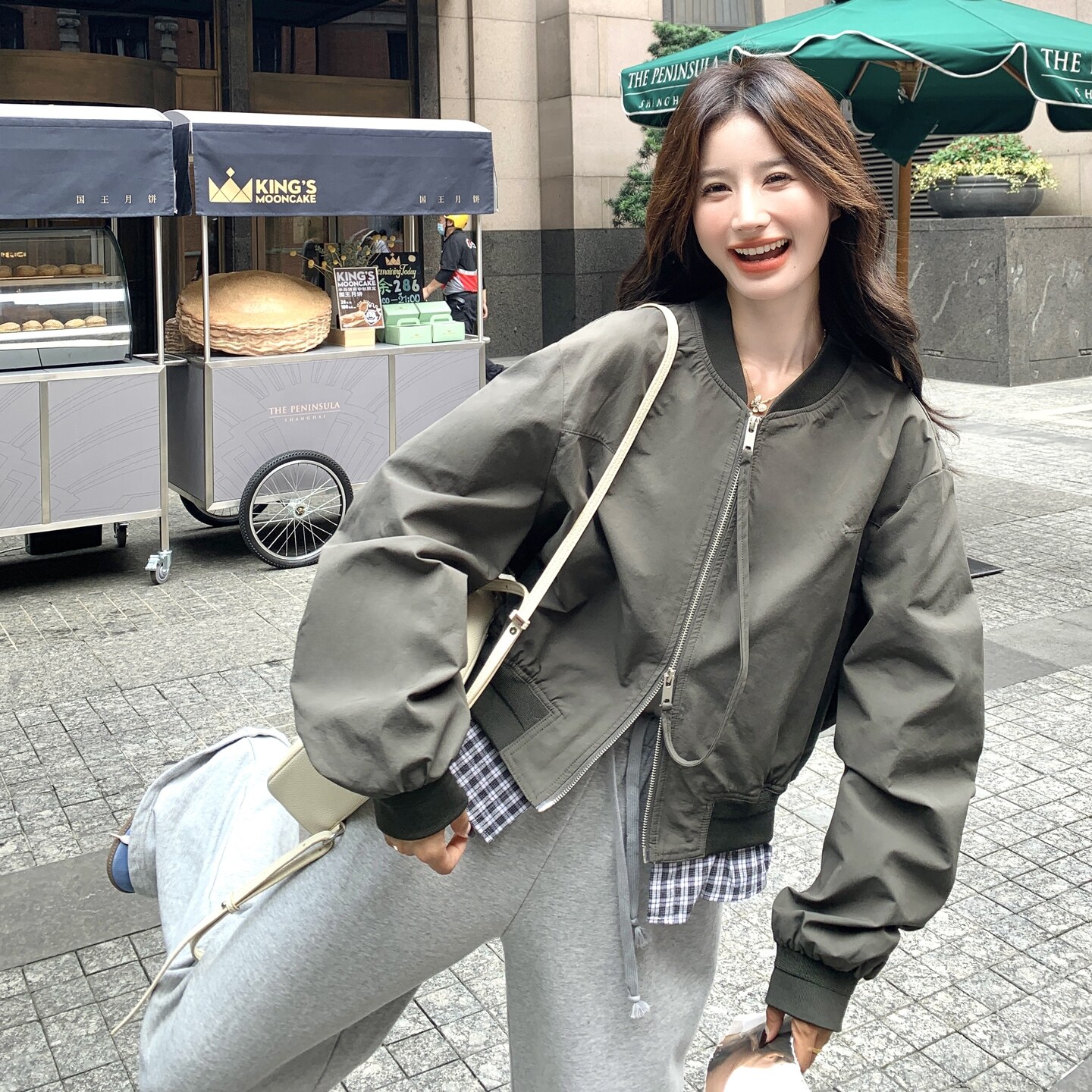 格纹拼接军绿色棒球服短外套女春秋2025新款小个子设计感小众上衣,女装短外套,2C166