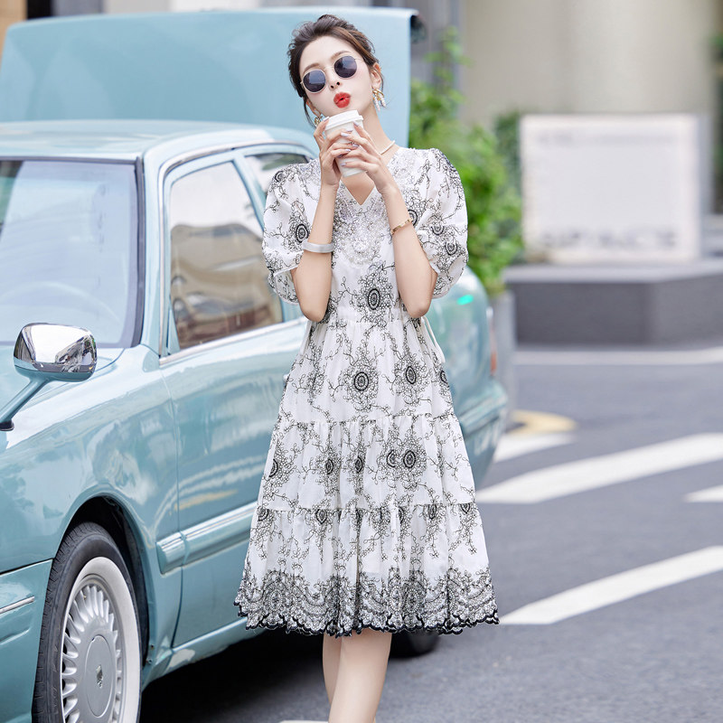 2025新款夏装V领灯笼袖显瘦减龄串珠连衣裙,女装连衣裙,丽莎妳雅