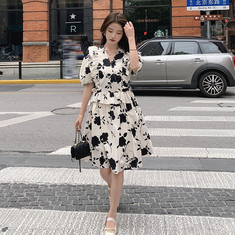 茶歇法式v领碎花连衣裙女夏2025新款高级感泡泡袖收腰中长款裙子,女装连衣裙,2C159