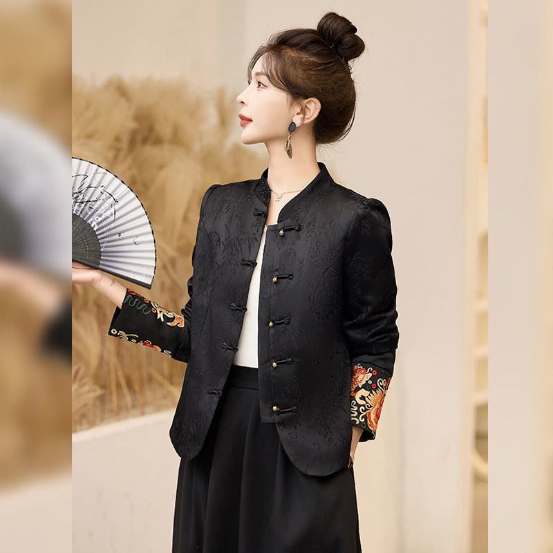 新中式国风刺绣外套女2024春装新款修身显瘦盘扣立领提花短款上衣,女装短外套,衣佳和
