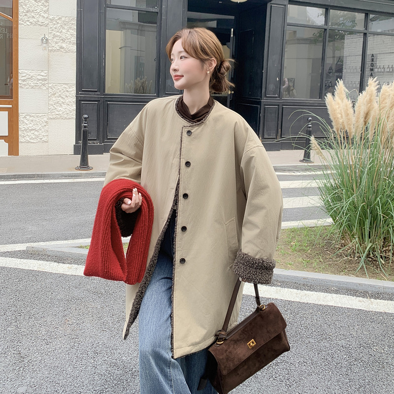 卡其色长款加绒厚圆领外套2025新款女冬气质高级感羊羔毛风衣大衣图片