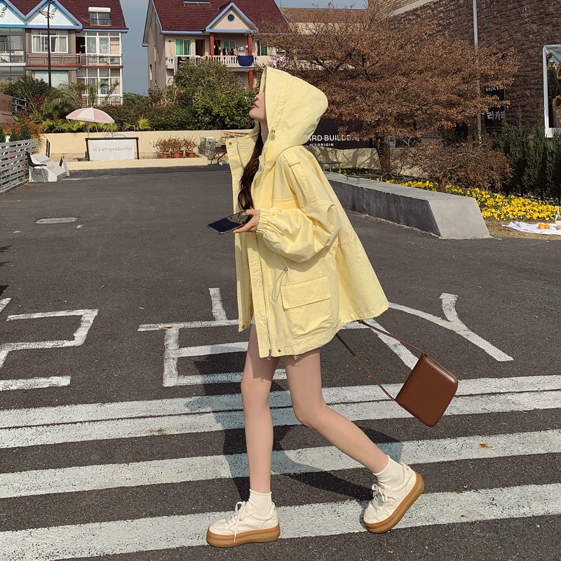 多巴胺奶黄色连帽短款风衣外套女春秋2025独特超火好看宽松冲锋衣图片
