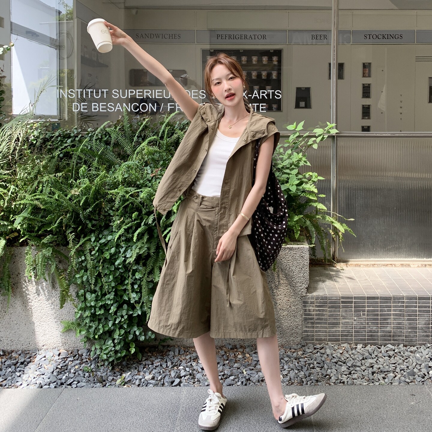 又a又飒高级感穿搭卡其色无袖套装女夏季超火好看减龄短裤两件套,女装套装/套裙,2C212