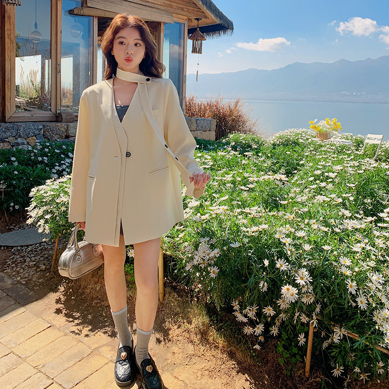 设计款米白色蕾丝拼接西装女春季新款立体剪裁又A又飒V领宽松外套,女装西装,2C030